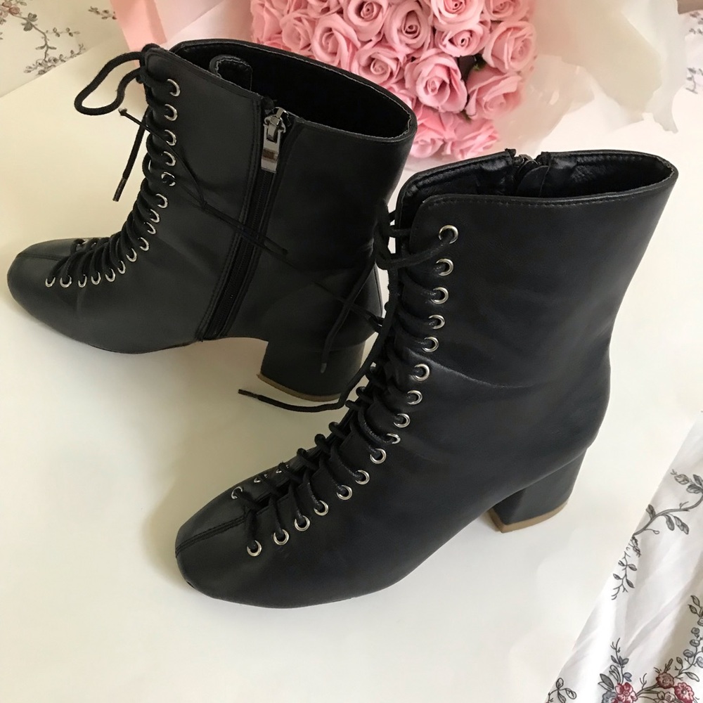 She & In boots - Picture 5 of 9